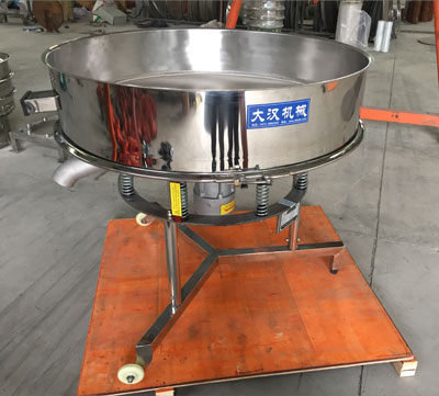 高頻篩不同于普通振動(dòng)篩的在于該產(chǎn)品使用的是，高頻振動(dòng)電機(jī)：振動(dòng)頻次快，振動(dòng)的幅度較小，所以對(duì)于漿液的過(guò)濾篩分有一定的優(yōu)勢(shì)。