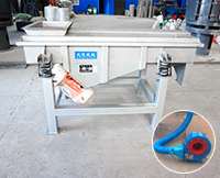 降溫直線(xiàn)振動(dòng)篩分為水冷降溫與風(fēng)冷降溫兩種，兩種不同降溫方式的選擇取決于物料本身和用戶(hù)需要降到多少度以及投資成本的考慮。