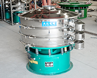 旋振篩多采用立式振動(dòng)電機(jī)作為激振來(lái)源，利用偏心塊的夾角的不同實(shí)現(xiàn)物料在篩網(wǎng)上運(yùn)動(dòng)的軌跡調(diào)整。