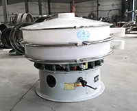 塑料振動(dòng)篩從篩網(wǎng)到篩框采用的全是pp塑料材質(zhì)，該材質(zhì)無(wú)色，無(wú)味，無(wú)化學(xué)反應(yīng)，使用壽命長(zhǎng)。