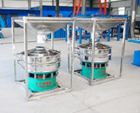 料倉(cāng)振動(dòng)篩是為了方便物料的投放，防止物料在投放的過(guò)程中出現(xiàn)散落的現(xiàn)象，多用于一些比重輕且流動(dòng)性好的物料。