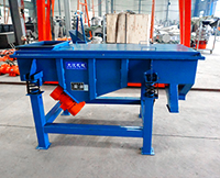 1035直線(xiàn)振動(dòng)篩屬于較大型的篩分設(shè)備，所以該設(shè)備的產(chǎn)量也相對(duì)比較高一些。