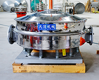 直排篩可分為單雙振動(dòng)源兩種，但其電機(jī)是懸掛在振動(dòng)篩框的外側(cè)，振動(dòng)理相對(duì)比較大。