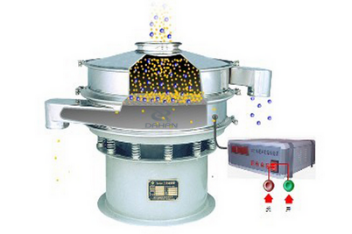 超聲波振動篩工作原理：物料進(jìn)入超聲波振動篩體內(nèi)，通過振動電機(jī)與超聲波換能器的配合使用實(shí)現(xiàn)，物料的篩分，分級，除雜等篩分目的。