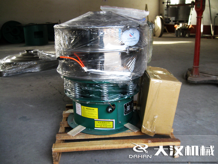 三氯蔗糖粉超聲波振動(dòng)篩采用不銹鋼+碳鋼材質(zhì)的產(chǎn)品能夠更好的節(jié)省成本，同時(shí)能夠達(dá)到想要的篩分效果。