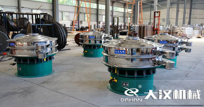 磨料振動篩的工作原理：是由直立電機作為激振源，用來幫助物料進行運動并且實現(xiàn)，理想的分級除雜效果。