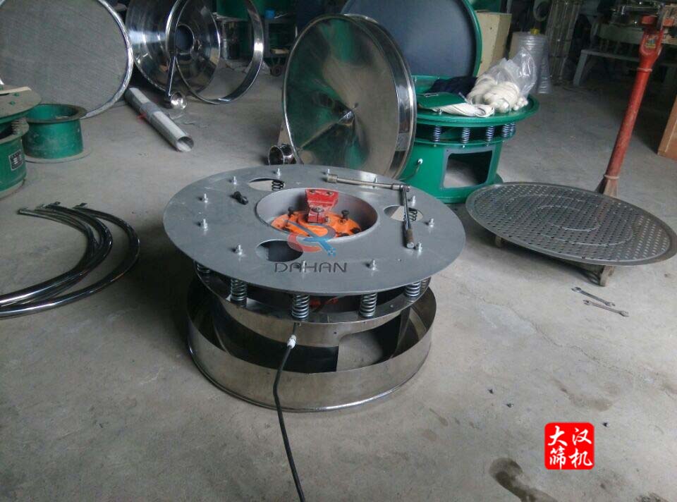 振動(dòng)電機(jī)放入三次元振動(dòng)篩底桶 振動(dòng)電機(jī)放入三次元振動(dòng)篩底桶