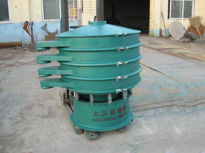 直徑1000型振動篩除了有碳鋼材質其還有不銹鋼+碳鋼，以及全不銹鋼的選擇，用戶可根據(jù)用戶物料的性質不同可進行選擇。