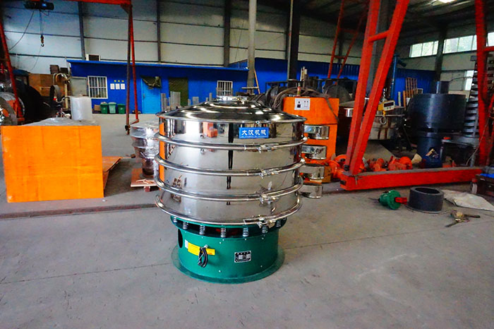 直徑1500mm振動(dòng)篩是一個(gè)四個(gè)出料口，三層振動(dòng)篩框的選震動(dòng)篩，屬于較大型號(hào)的產(chǎn)品。