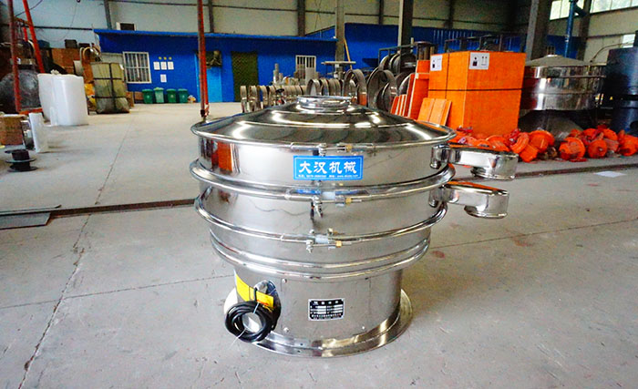 全不銹鋼振動篩采用304不銹鋼材質(zhì)，利用不銹鋼材質(zhì)的耐氧化，防腐蝕的特點，實現(xiàn)物料的篩分目的。