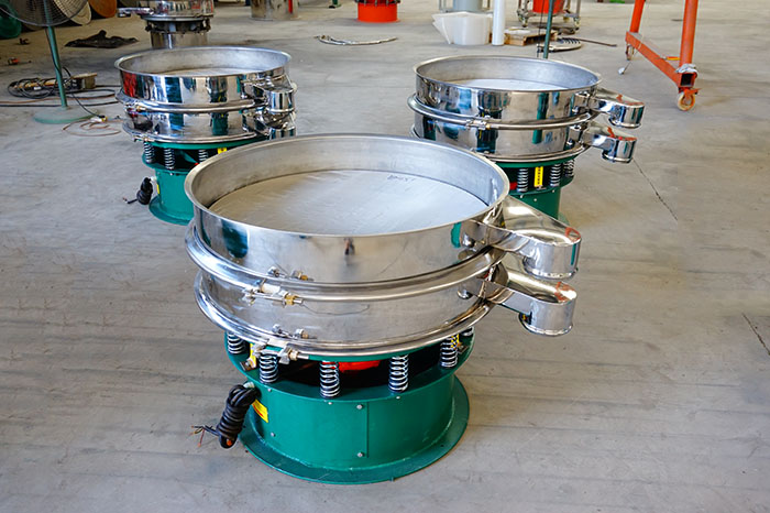 玉米淀粉振動篩分機(jī)的特點：產(chǎn)品的振動頻率高，振幅大，可篩分物料比較廣泛，采用304不銹鋼材質(zhì)，對于物料篩分有一定的優(yōu)勢。