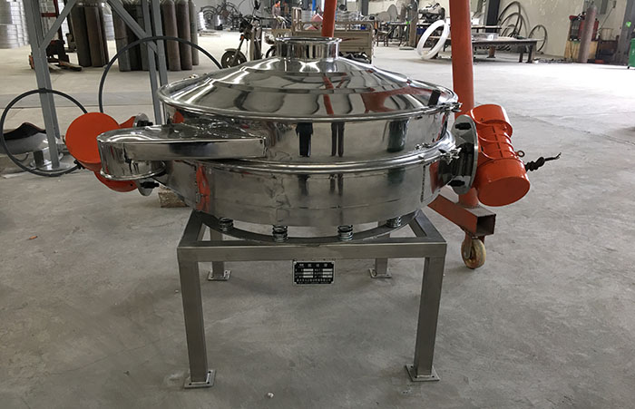 主要采用的是雙振動電機振動，其振動力比普通振動篩要高，同時采用直泄式的排料方式，很好的解決了堵料塞料的問題。