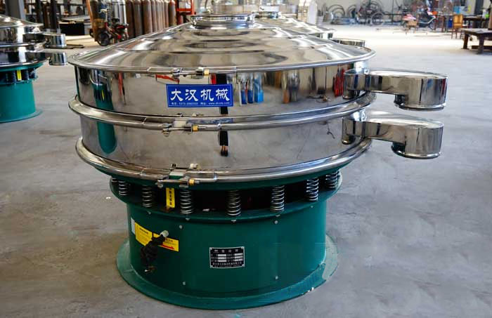 玻璃粉振動(dòng)篩比較常見的材質(zhì)為不銹鋼材質(zhì)，但其碳鋼材質(zhì)的設(shè)備相對(duì)來(lái)說(shuō)其使用壽命不夠長(zhǎng)，對(duì)于一些特殊行業(yè)的物料的篩分也比較有限，所以目前比較受歡迎的材質(zhì)為不銹鋼材質(zhì)。