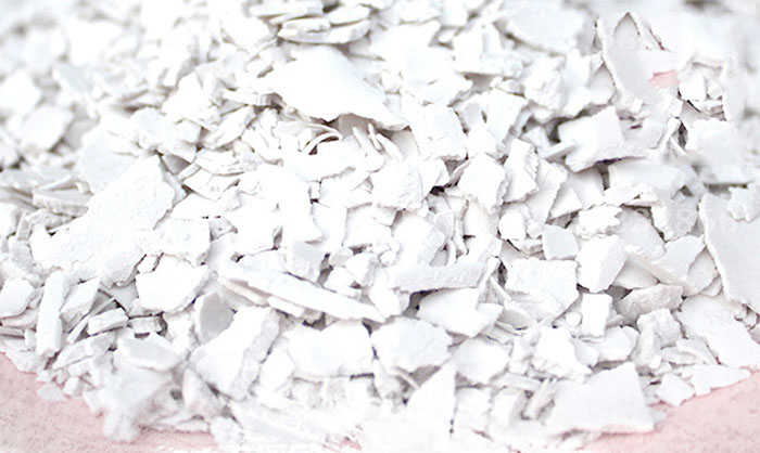  藕粉屬一種堿性的物料，所以對(duì)于普通振動(dòng)篩的選擇就需要注意其材質(zhì)方面。