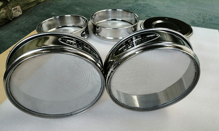 直徑75mm試驗(yàn)篩采用的304不銹鋼材質(zhì)適用于很多行業(yè)。