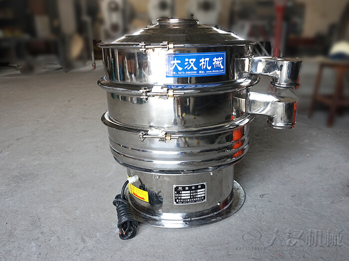 醫(yī)藥振動篩主要采用的是304不銹鋼振動篩，優(yōu)勢：設備干凈衛(wèi)生，不易生銹，使用壽命長久，經久耐用。